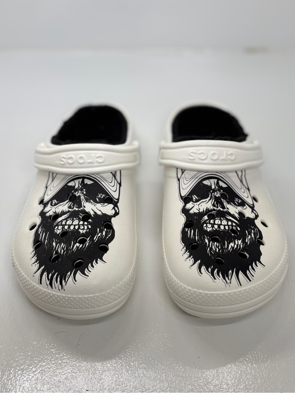 Crocs Classic Lined Skull Graphic Clogs White Black Fur Men’s 7 Women’s 9 EU 40 - Picture 2 of 10